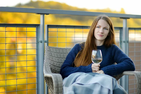 Mujer joven bebiendo vino en el día de otoño —  Fotos de Stock