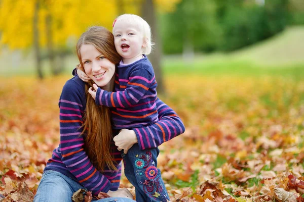 Jonge moeder en peuter meisje hebben plezier op herfst — Stockfoto