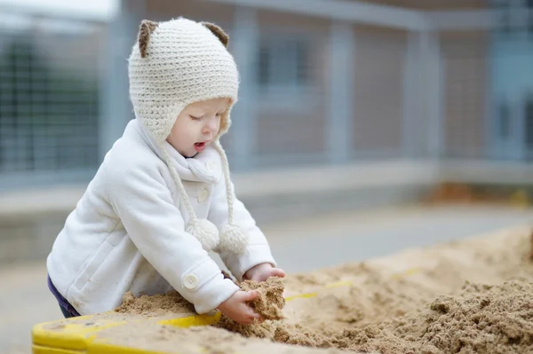 Schattig peuter meisje spelen in een zandbak — Stockfoto