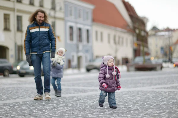 Jonge vader en zijn meisjes op winterdag — Stockfoto