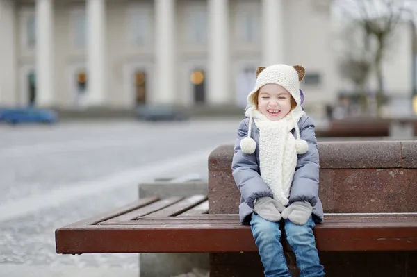 Holčička se baví v zimní den — Stock fotografie