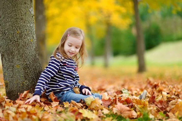 Adorable petite fille s'amuser le jour de l'automne — Photo