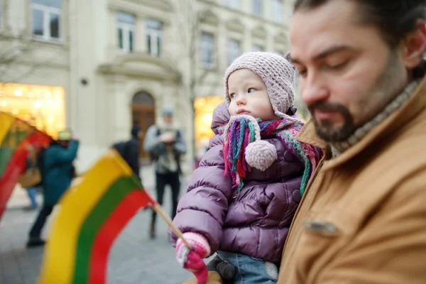 父亲和女儿与立陶宛的国旗。 — 图库照片