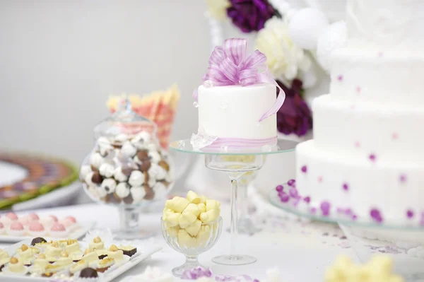 Köstlich weiß dekorierte Hochzeitstorte — Stockfoto