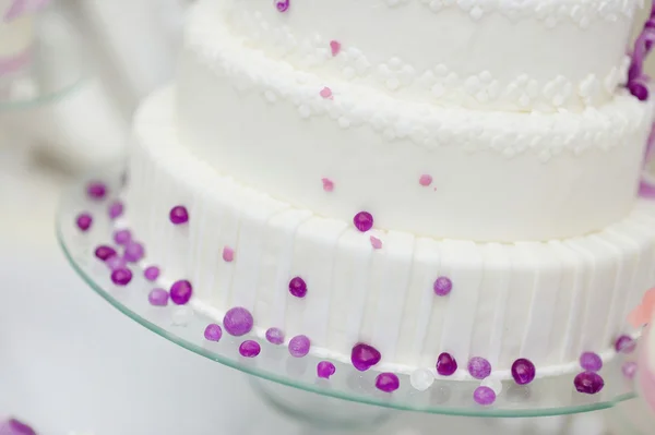 Bílé svatební dort zdobený purpurové bubliny — Stock fotografie