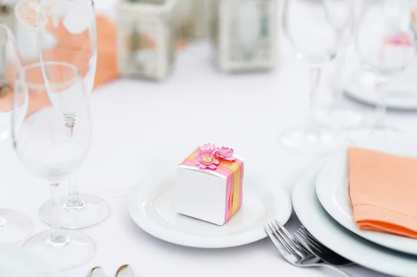 Tisch gedeckt für eine Eventparty oder einen Hochzeitsempfang — Stockfoto