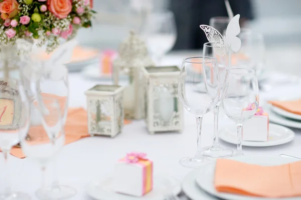 Rendezvénypartira vagy esküvői fogadásra összeállított asztal — Stock Fotó