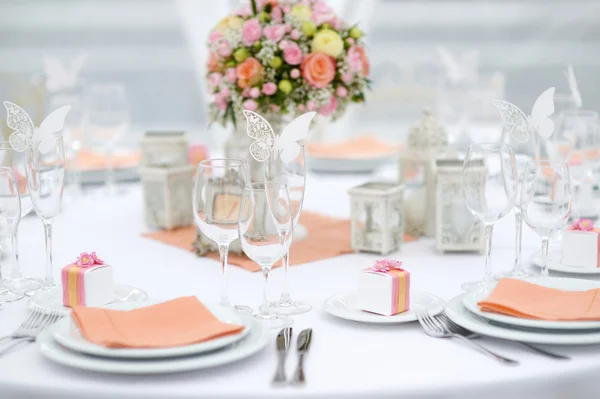 Tisch gedeckt für eine Eventparty oder einen Hochzeitsempfang — Stockfoto