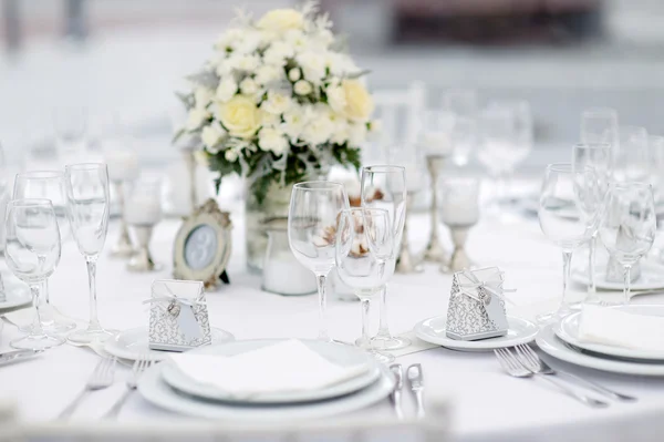 Conjunto de mesa para uma festa de evento ou recepção de casamento — Fotografia de Stock