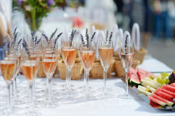 Mnóstwo szklanki wypełnionej Szampan różowy — Zdjęcie stockowe