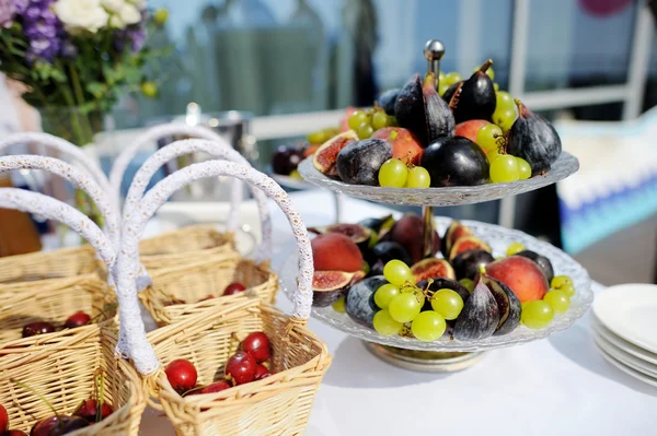 Placa llena de frutas en una mesa festiva — Foto de Stock