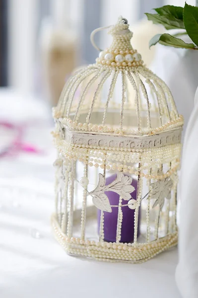 Beyaz kuş kafes gibi bir düğün dekorasyon — Stok fotoğraf
