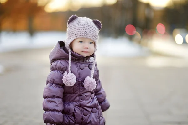 Having fun kış gününde bir şehirde yürümeye başlayan çocuk kız — Stok fotoğraf