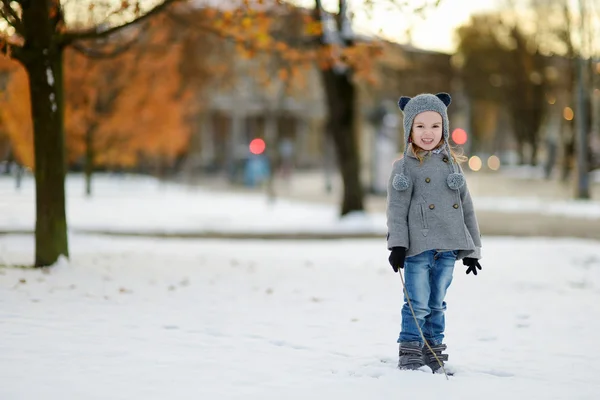 Bambina divertendosi nella giornata invernale — Foto Stock