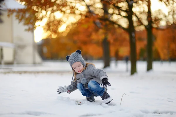 Niña divirtiéndose en el día de invierno — Foto de Stock