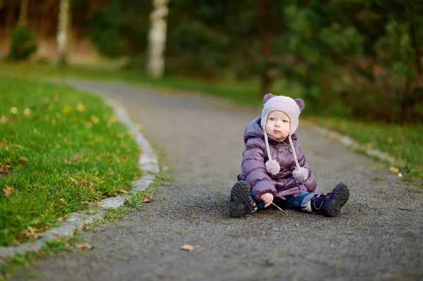 Schattig meisje in een park — Stockfoto