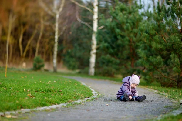 Entzückendes Mädchen in einem Park — Stockfoto