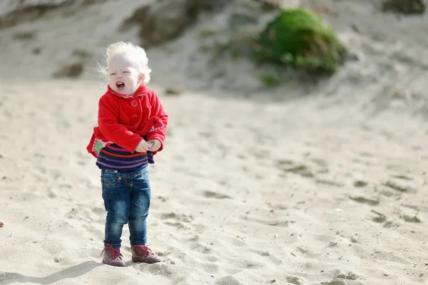 Ağlayan küçük kız seashore tarafından yürüyüş — Stok fotoğraf