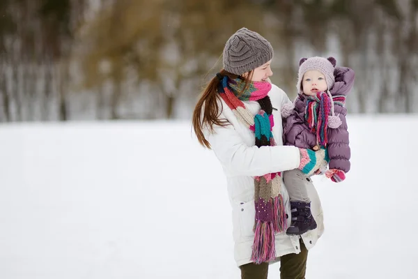 Joven madre y su hija en el día de invierno — Foto de Stock