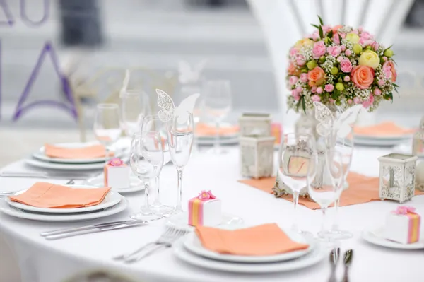 Conjunto de mesa para uma festa de evento ou recepção de casamento — Fotografia de Stock