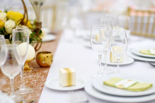 Tavola apparecchiata per una festa di eventi o un ricevimento di nozze — Foto Stock