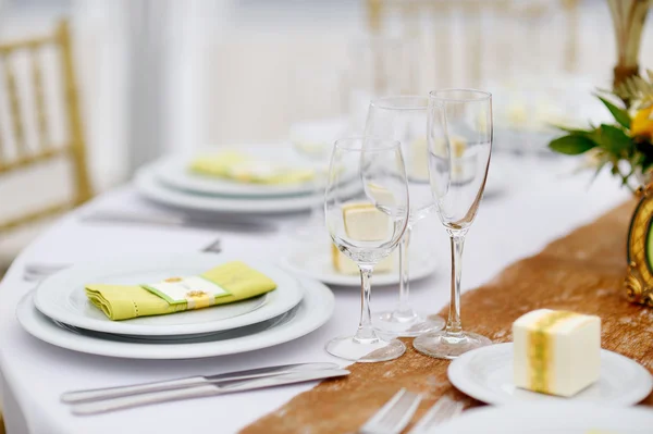 Tisch gedeckt für eine Eventparty oder einen Hochzeitsempfang — Stockfoto