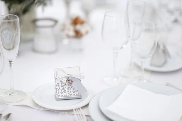 Zestaw stołowy na przyjęcie okolicznościowe lub wesele — Zdjęcie stockowe