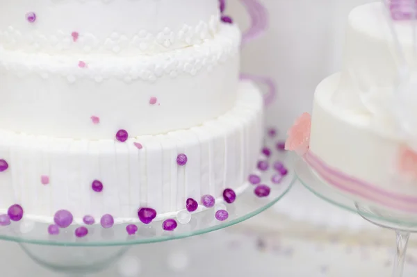 Vit bröllopstårta dekorerad med lila bubblor — Stockfoto
