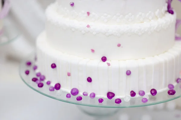 Άσπρα γαμήλια τούρτα, διακοσμημένα με μωβ φυσαλίδες — Φωτογραφία Αρχείου