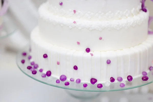 Witte wedding cake versierd met paarse bubbels — Stockfoto