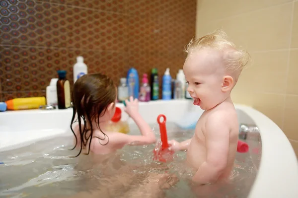 Two sisters playing in a bathtub — Stock Photo, Image