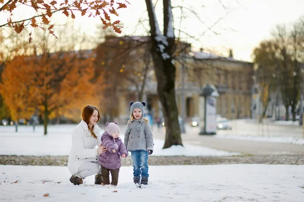 Jovem mãe e seus filhos se divertindo no inverno — Fotografia de Stock