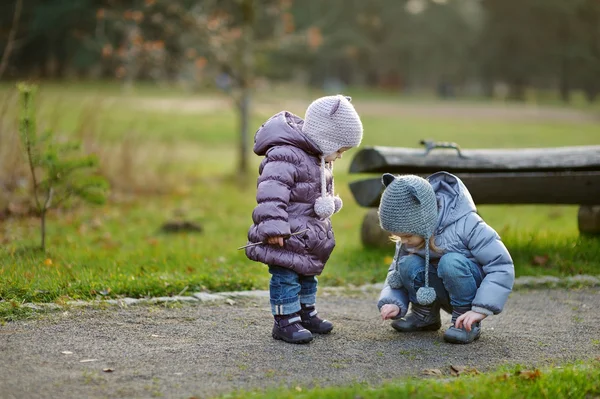 Twee zusters buiten spelen — Stockfoto