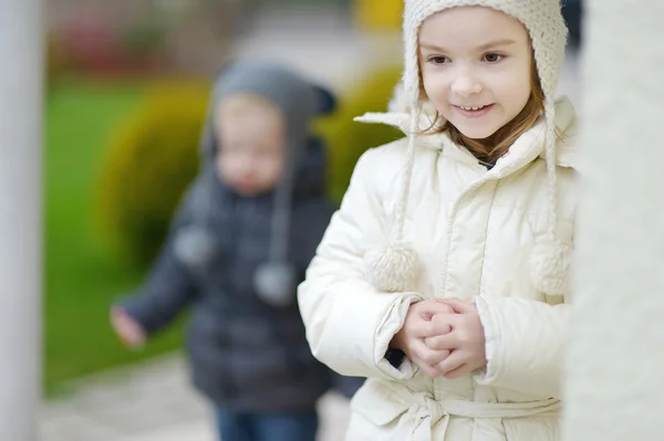 Adorabile bambina in un parco giochi — Foto Stock