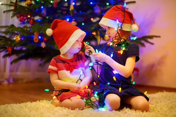 Duas irmãs que decoram a árvore de Natal — Fotografia de Stock