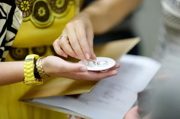 베개에 결혼 반지를 배치 하는 신부 들러리 — 스톡 사진