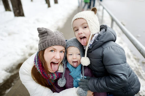 Feliz madre e hijas divirtiéndose — Foto de Stock