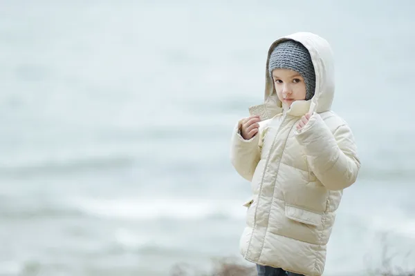 Adorabile bambina che gioca vicino all'oceano — Foto Stock