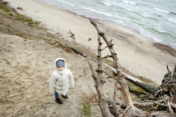 Adorable niñita junto al océano —  Fotos de Stock