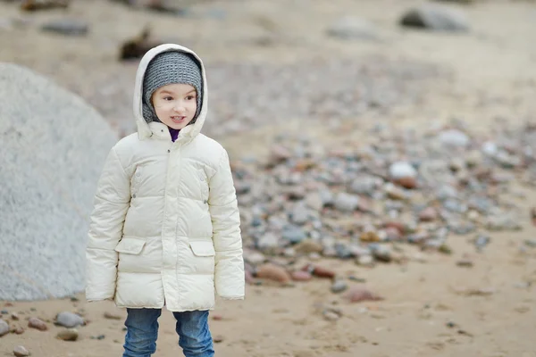 Adorável menina olhando para o oceano — Fotografia de Stock
