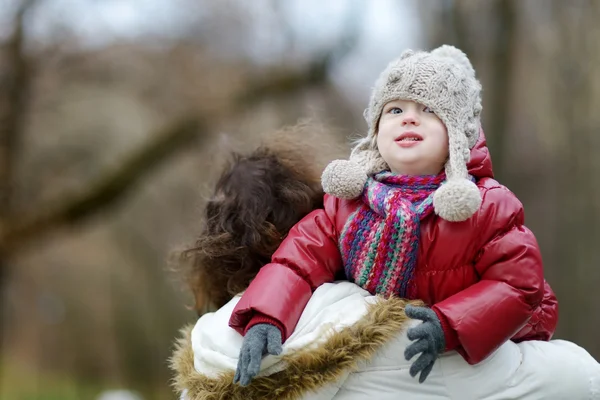 Jonge vader en zijn dochter-portret — Stockfoto