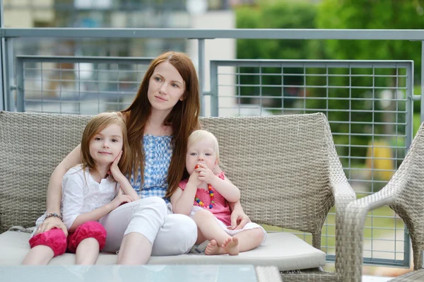 Joven madre y sus hijas al aire libre —  Fotos de Stock