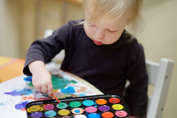 Schattig peuter meisje tekenen met verf in voorschoolse — Stockfoto