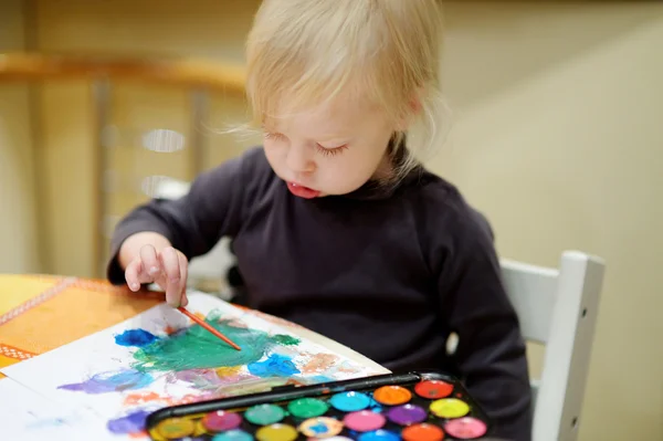 Lindo dibujo de niña con pinturas en preescolar —  Fotos de Stock