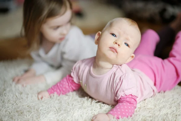 Schattige babymeisje en haar zus — Stockfoto
