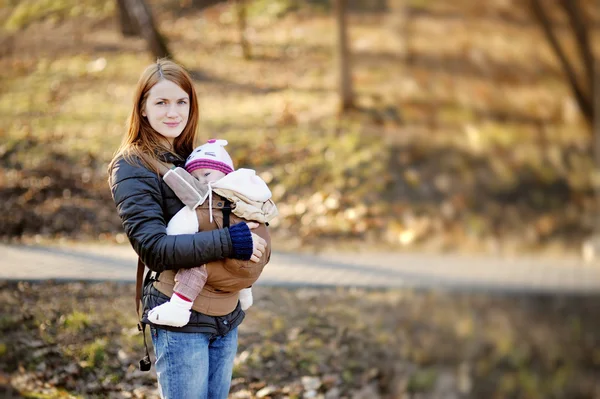 Giovane madre e il suo bambino in un vettore — Foto Stock