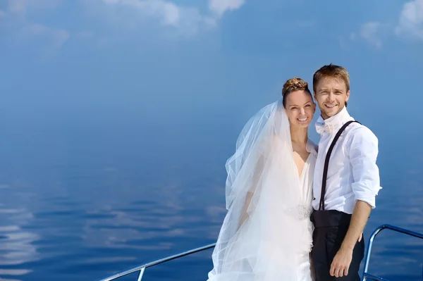 Lyckliga bruden och brudgummen på en yacht — Stockfoto