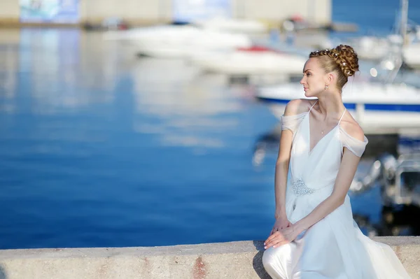 Hermosa novia posando en un puerto — Foto de Stock