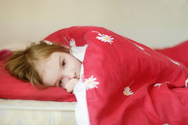 Pequena menina pré-escolar na cama — Fotografia de Stock