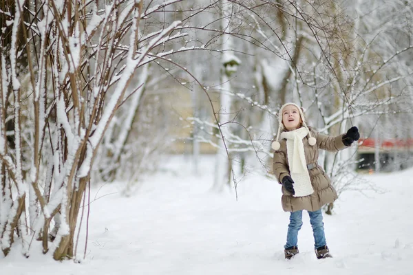 Niña divirtiéndose en el día de invierno —  Fotos de Stock